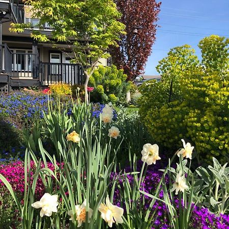 Lovely J Home -Stunning River View Cozy Two Bedroom Private Suite New Westminster Exteriör bild