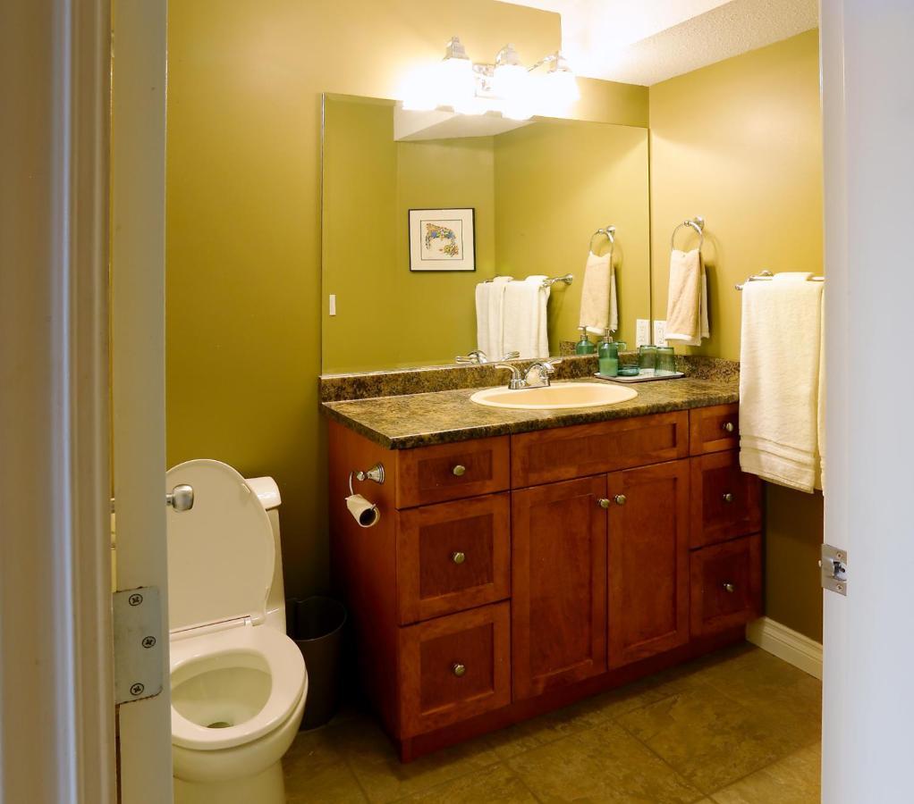 Lovely J Home -Stunning River View Cozy Two Bedroom Private Suite New Westminster Exteriör bild