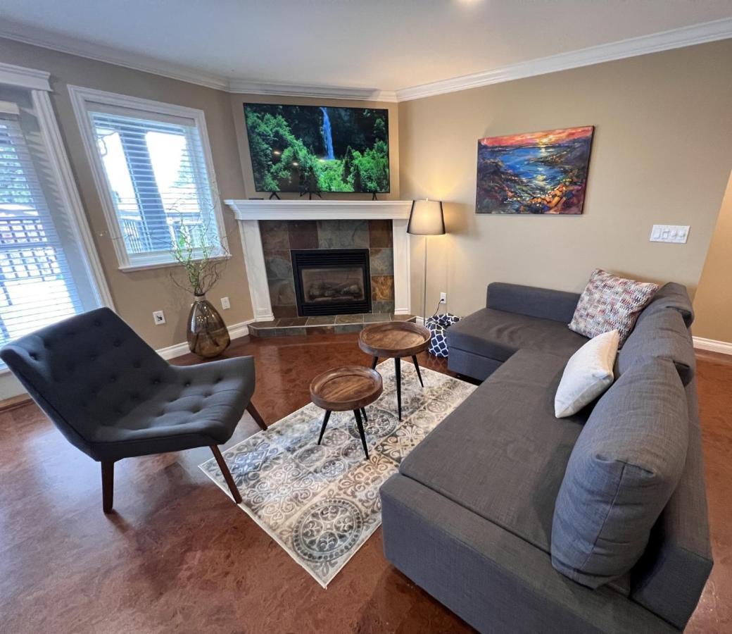 Lovely J Home -Stunning River View Cozy Two Bedroom Private Suite New Westminster Exteriör bild