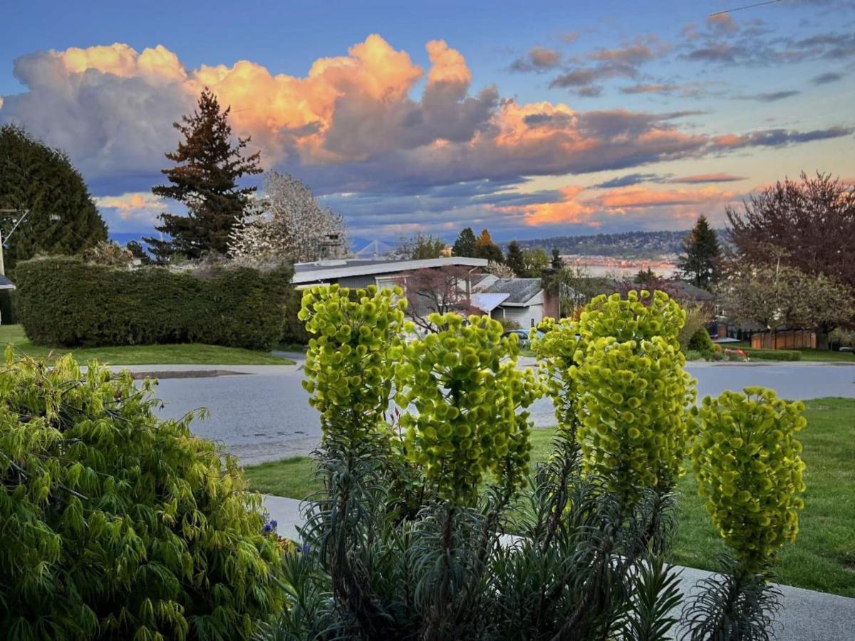 Lovely J Home -Stunning River View Cozy Two Bedroom Private Suite New Westminster Exteriör bild