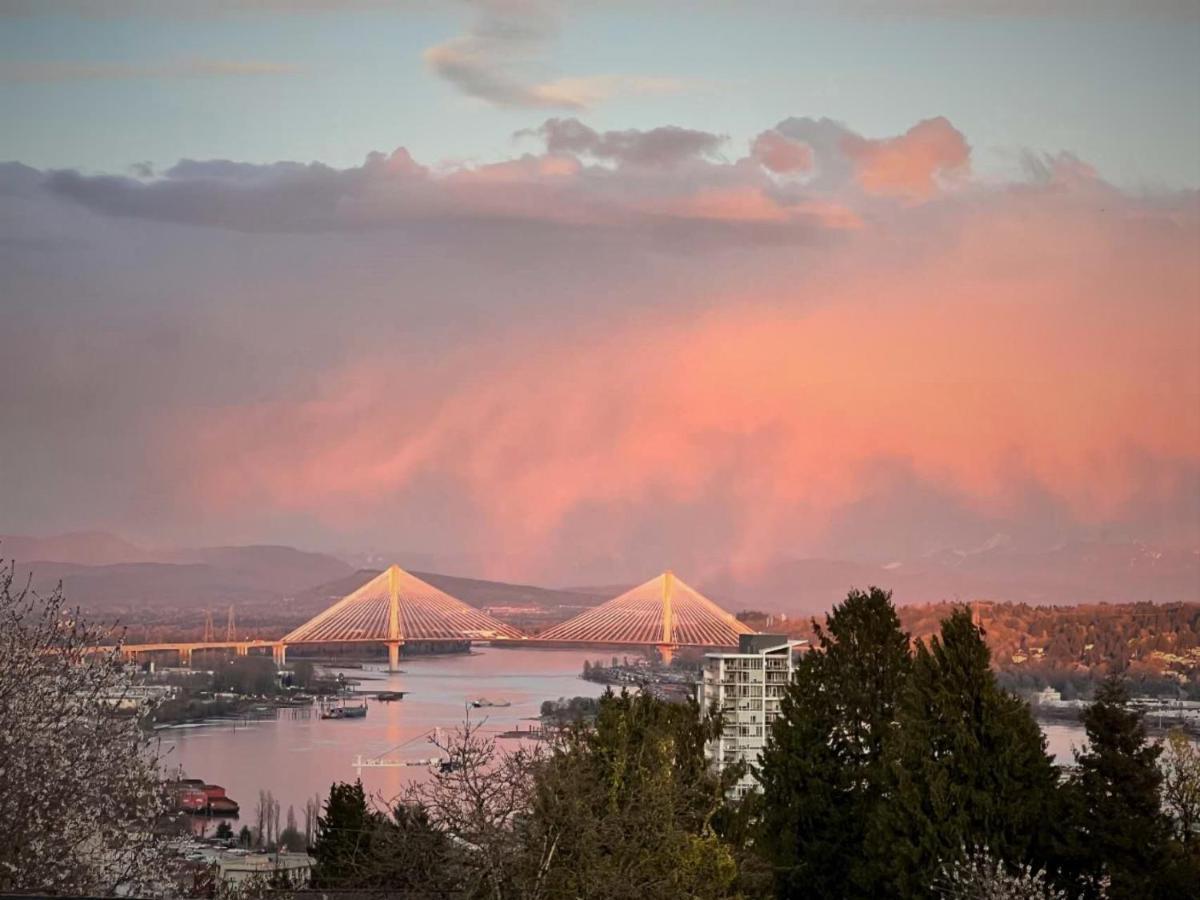 Lovely J Home -Stunning River View Cozy Two Bedroom Private Suite New Westminster Exteriör bild